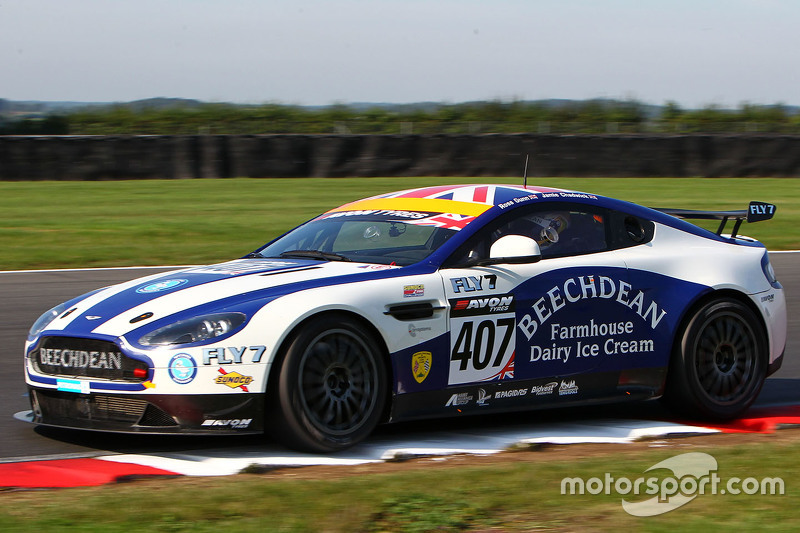 #407 Beechdean AMR Aston Martin GT4: Jamie Chadwick, Ross Gunn