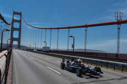 James Hinchcliffe pilota l'Astor Cup attraverso Golden Gate Bridge