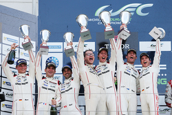 Podio: vincitori Timo Bernhard, Mark Webber, Brendon Hartley, Porsche Team, secondo posto Romain Dum