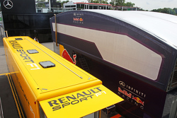 Грузовики Renault Sport F1 и Red Bull Racing в паддоке