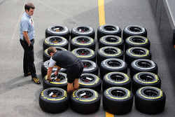 McLaren monteur met banden van Pirelli