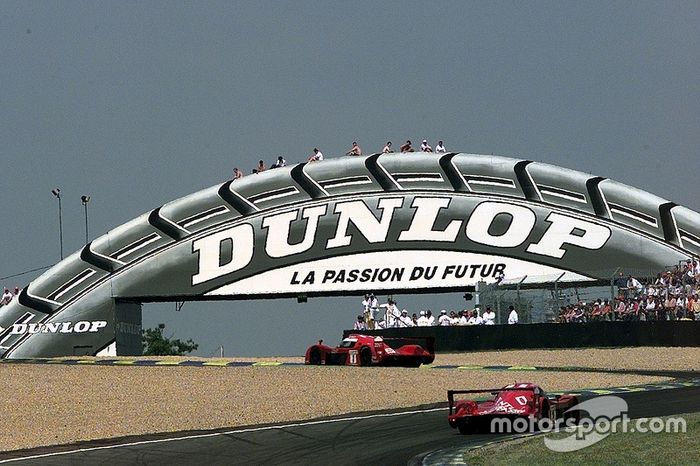 #1 Toyota Motorsport Toyota GT-One: Martin Brundle, Emmanuel Collard, Vincenzo Sopiri and #2 Toyota 