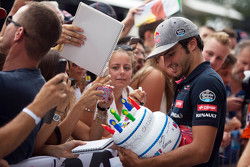 Carlos Sainz Jr., Scuderia Toro Rosso firma autógrafos para los aficionados