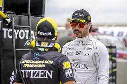 #15 Rubén Pardo, HO Speed Racing plática con un miembro de su equipo