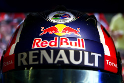 Justin Wilson sticker op de helm van Daniil Kvyat, Red Bull Racing