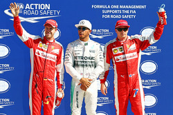 Обладатель поула Льюис Хэмилтон, Mercedes AMG F1 Team, второе место - Кими Райкконен, Ferrari и трет