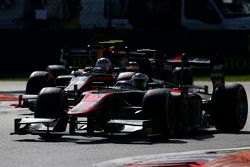 Stoffel Vandoorne, ART Grand Prix memimpin Sergey Sirotkin, Rapax