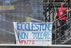 Faixa com recado a Bernie Ecclestone