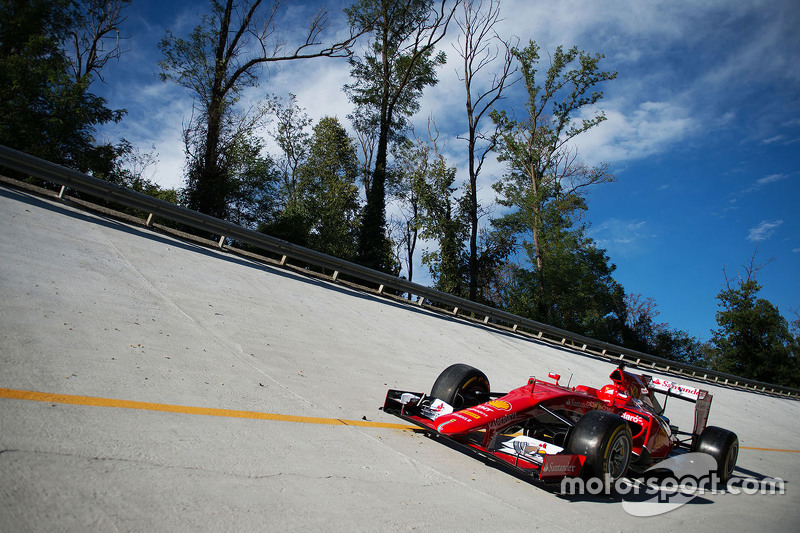 Ferrari SF15-T na curva de Monza