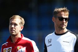 Sebastian Vettel, Ferrari et Jenson Button, McLaren lors de la parade des pilotes pendant la minute de silence en hommage à Justin Wilson