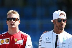 Kimi Raikkonen, Ferrari y Lewis Hamilton, Mercedes AMG F1