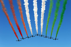 Des avions volent au-dessus de la grille