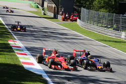 Kimi Raikkonen, Ferrari SF15-T e Carlos Sainz Jr., Scuderia Toro Rosso STR10