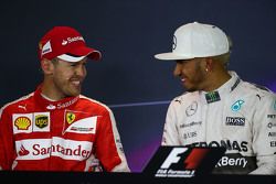Sebastian Vettel, Ferrari y Lewis Hamilton, de Mercedes AMG F1 en la conferencia de prensa de la FIA