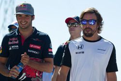 Carlos Sainz Jr., Scuderia Toro Rosso con Fernando Alonso McLaren durante el desfile de pilotos