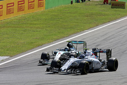 Valtteri Bottas, Williams FW37 y Nico Rosberg, de Mercedes AMG batalla F1 W06 para la posición