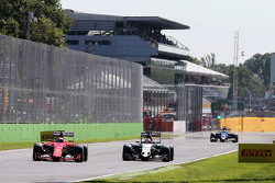 Kimi Raikkonen, Ferrari SF15-T e Nico Hulkenberg, Sahara Force India F1 VJM08 lottano per la posizio