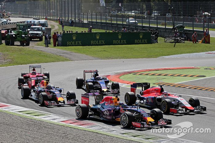 Daniel Ricciardo, de Red Bull Racing RB11 y Will Stevens, Manor Marussia F1 Team en el inicio de la carrera