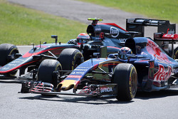 Max Verstappen, Scuderia Toro Rosso STR10 en Jenson Button, McLaren MP4-30 gevecht