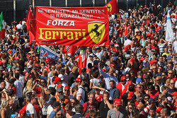 Fans op het podium