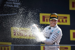 El ganador, Lewis Hamilton, Mercedes AMG F1, celebra