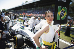 Une Grid Girl