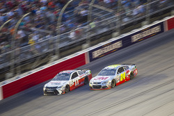 Denny Hamlin, Joe Gibbs Racing Toyota e Jeff Gordon, Hendrick Motorsports Chevrolet