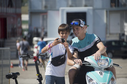 Danny Kent, Leopard Racing, in compagnia di un giovane tifoso