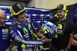 Valentino Rossi, Yamaha Factory Racing présente son casque spécial, avec Uccio Salucci