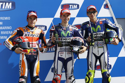 Le deuxième, Marc Marquez, Repsol Honda Team, le poleman Jorge Lorenzo et le troisième, Valentino Rossi, Yamaha Factory Racing dans le Parc Fermé après les qualifications