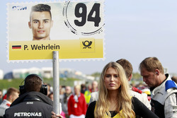 La Grid Girl de Pascal Wehrlein, HWA AG Mercedes-AMG C63 DTM