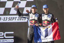 I vincitori del Rally d'Australia e campioni del mondo WRC 2015 Sébastien Ogier e Julien Ingrassia,