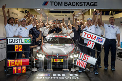 Том Бломквист, BMW Team RBM BMW M4 DTM празднует победу с командой