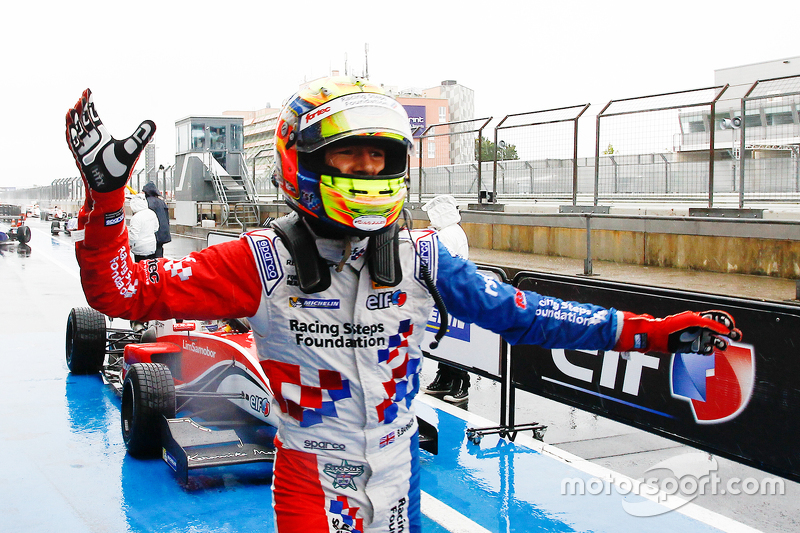 Race winner Ben Barnicoat, Fortec Motorsports