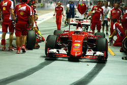 Sebastian Vettel, Ferrari SF15-T practices a pit stop