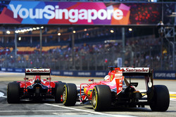Sebastian Vettel, Ferrari SF15-T et Kimi Raikkonen, Ferrari SF15-T à la sortie des stands