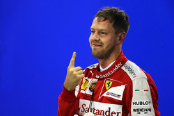 Sebastian Vettel, Ferrari fête sa pole position dans le Parc Fermé