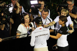 Льюис Хэмилтон, Mercedes AMG F1 и Ли МакКинзи, ведущий BBC и Крейг Девис, ведущий Sky F1