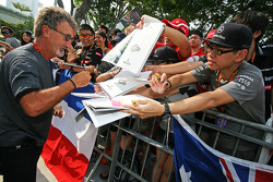 Eddie Jordan, BBC Television Pundit firma autógrafos para los aficionados