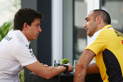 Тото Вольф, Mercedes AMG F1 и Сириль Абитбуль, управляющий директор Renault Sport F1