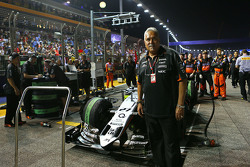 Доктор Виджей Малья, владелец Sahara Force India F1 Team на стартовой решетке