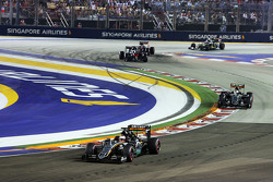 Нико Хюлькенберг, Sahara Force India F1 VJM08 едет впереди Серхио Переса, Sahara Force India F1 VJM0