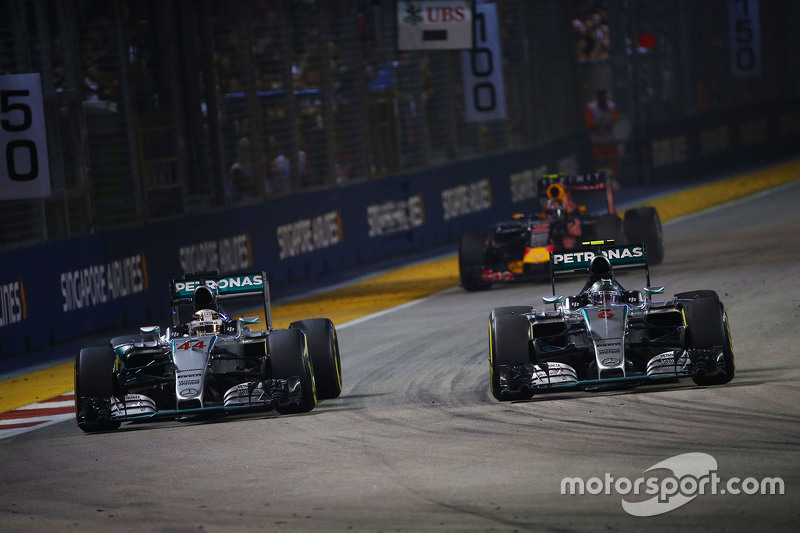 Nico Rosberg, Mercedes AMG F1 W06 pasa a su compañero de quipo Lewis Hamilton, Mercedes AMG F1 W06