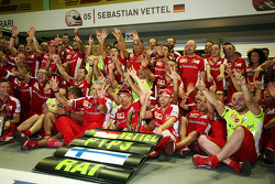 Winnaar Sebastian Vettel, Ferrari en derde Kimi Raikkonen, Ferrari vieren met het team