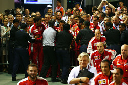 Confusão entre membros da Ferrari e equipe de segurança no parque fechado