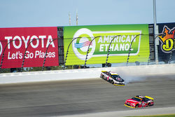 Kevin Harvick, Stewart-Haas Racing Chevrolet y Kyle Busch, Joe Gibbs Racing Toyota