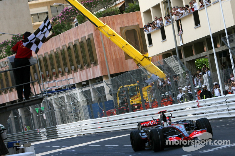 2007: Ganador de la carrera Fernando Alonso (McLaren Mercedes, MP4-22)
