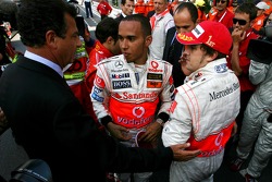 Ganador de la carrera Fernando Alonso celebra con el segundo lugar Lewis Hamilton