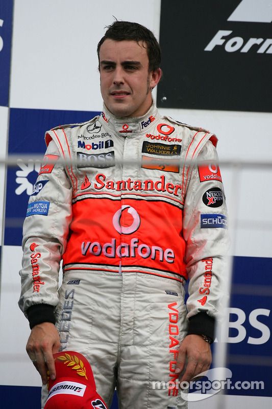 Podio: segundo lugar Fernando Alonso, McLaren Mercedes
