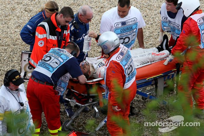 Duro accidente de Lewis Hamilton, McLaren Mercedes, MP4-22, en clasificación